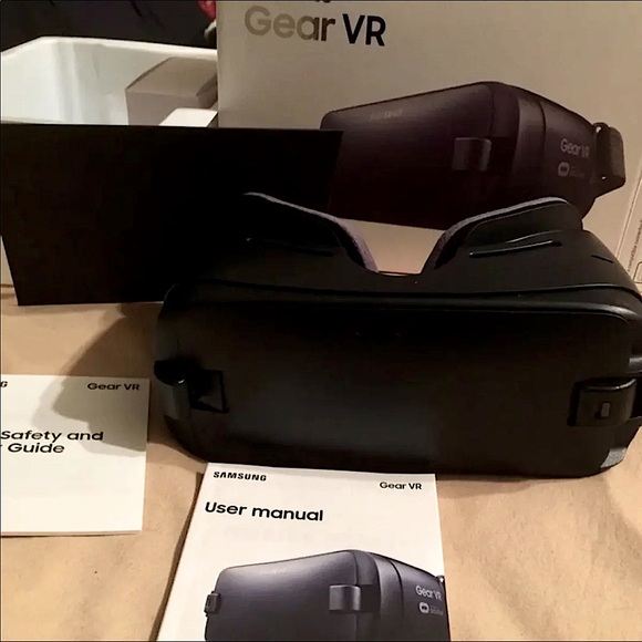Samsung Gear VR SM-R323 + Oculus card 🎉HOST PICK 🎉 - Picture 2 of 6